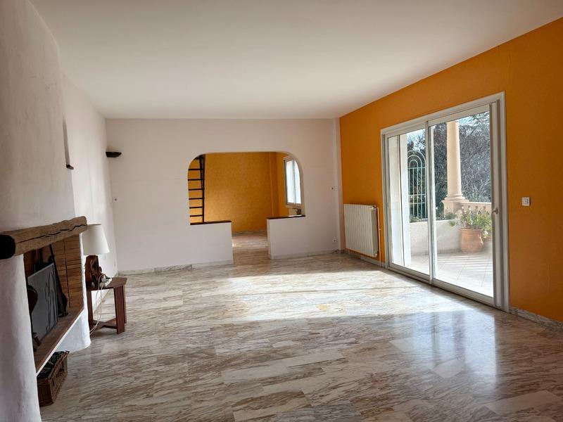 Maison - 307 m² - 18 pièces