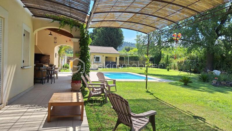 Propriété - 260 m² - 11 pièces