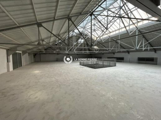 Local commercial - 2 000 m²