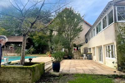 Maison - 298 m² - 9 pièces