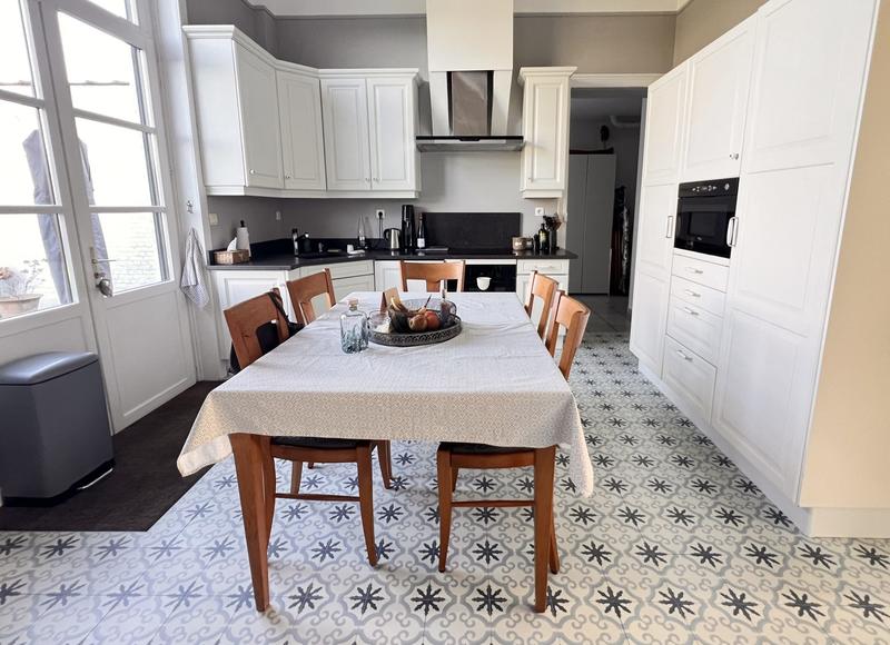 Maison - 285 m² - 8 pièces