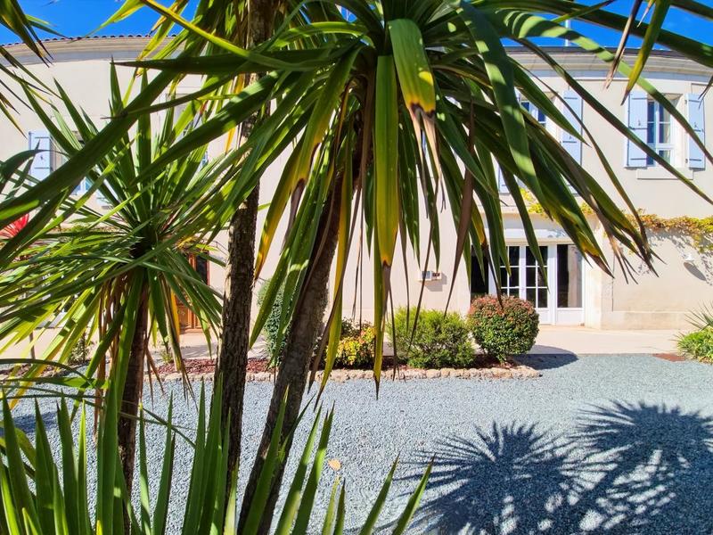 Demeure - 649 m² - 10 pièces