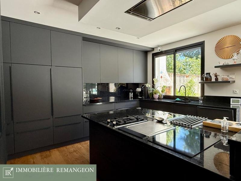 Propriété - 349 m² - 7 pièces