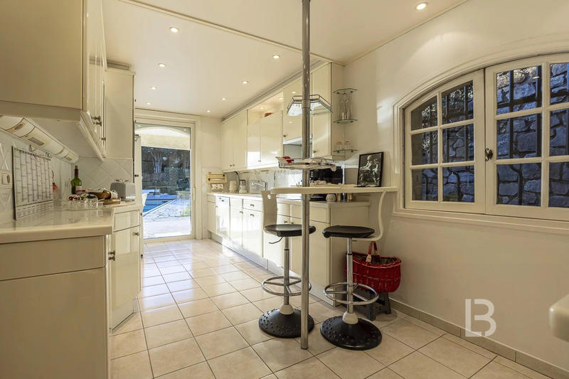 Maison - 230 m² - 5 pièces