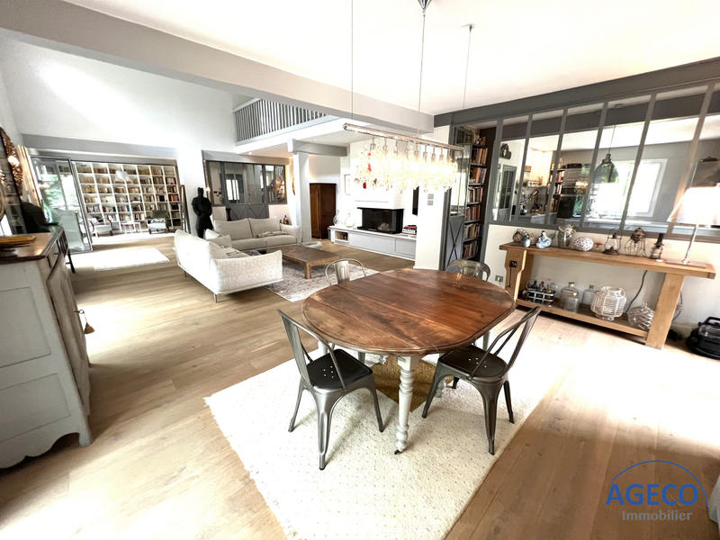 Villa - 348 m² - 6 pièces