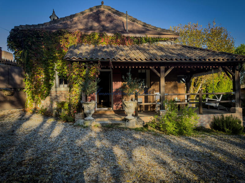 Maison - 220 m² - 9 pièces