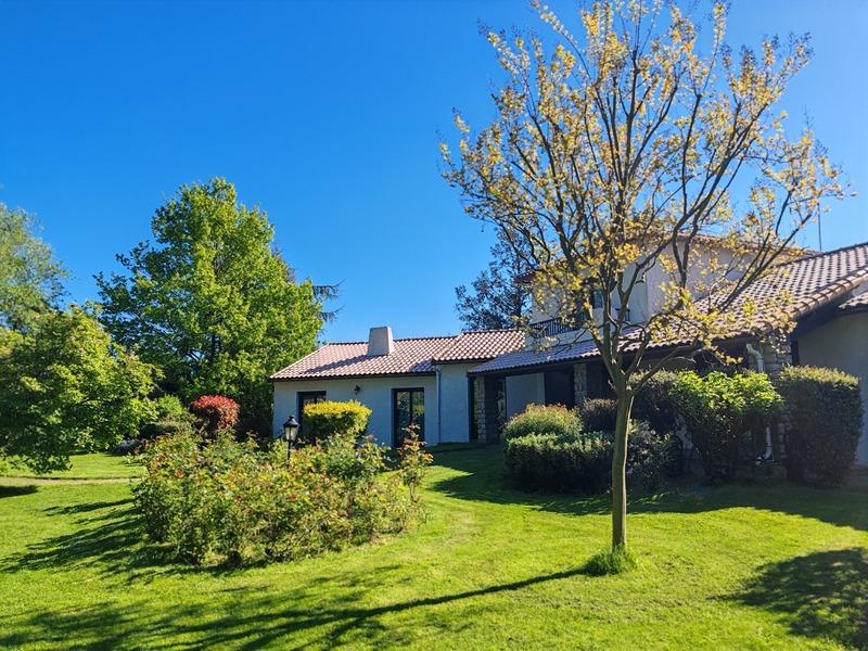 Demeure - 334 m² - 12 pièces