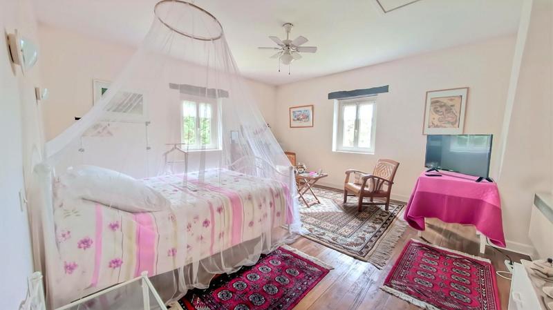 Maison - 250 m² - 8 pièces