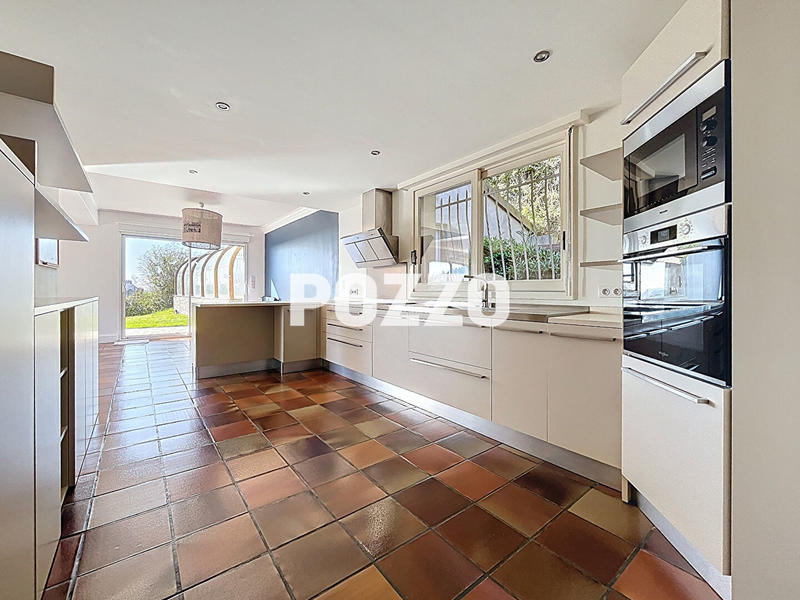 Maison - 280 m² - 9 pièces