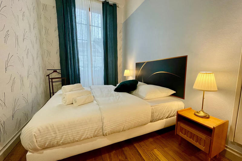 Local commercial - 242 m² - 10 pièces