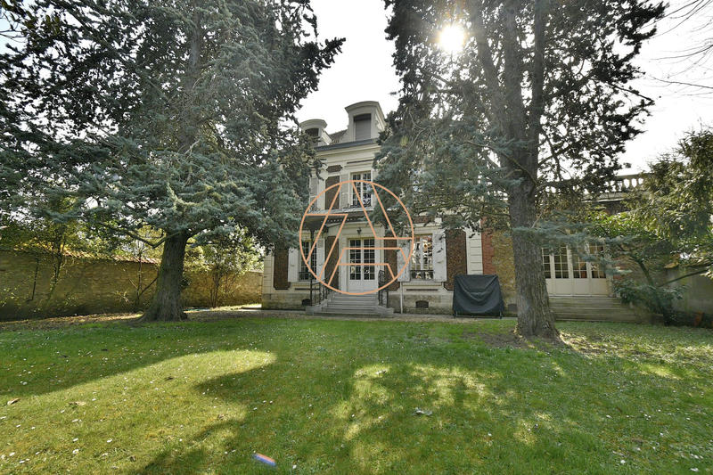 Maison - 203 m² - 9 pièces