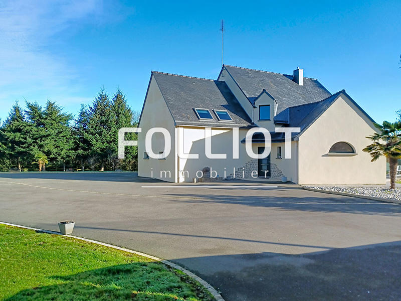 Maison - 245 m² - 9 pièces