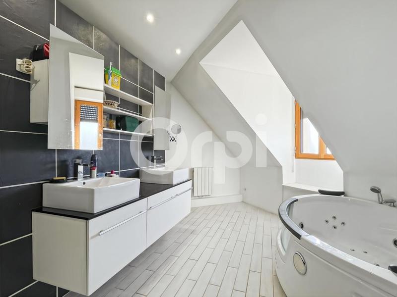 Maison - 209 m² - 6 pièces