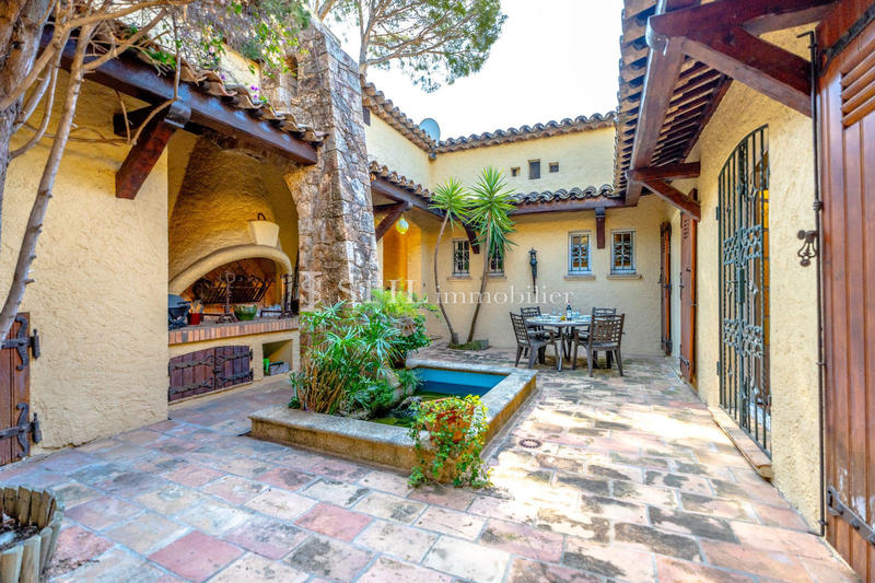 Villa - 300 m² - 6 pièces