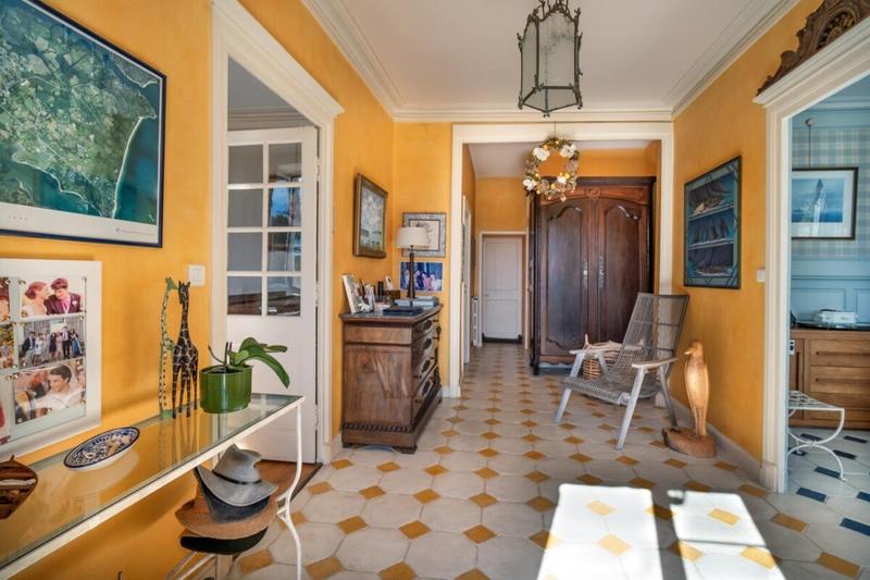 Propriété - 650 m² - 8 pièces