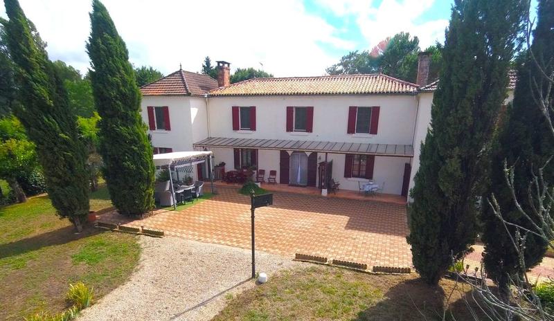 Propriété - 480 m² - 18 pièces