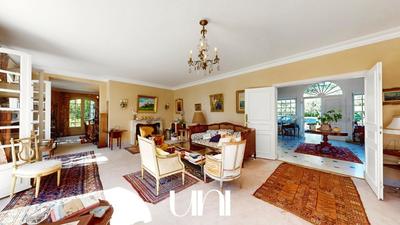 Maison - 318 m² - 8 pièces