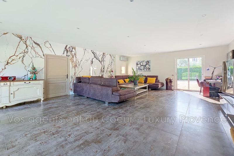 Propriété - 360 m² - 10 pièces