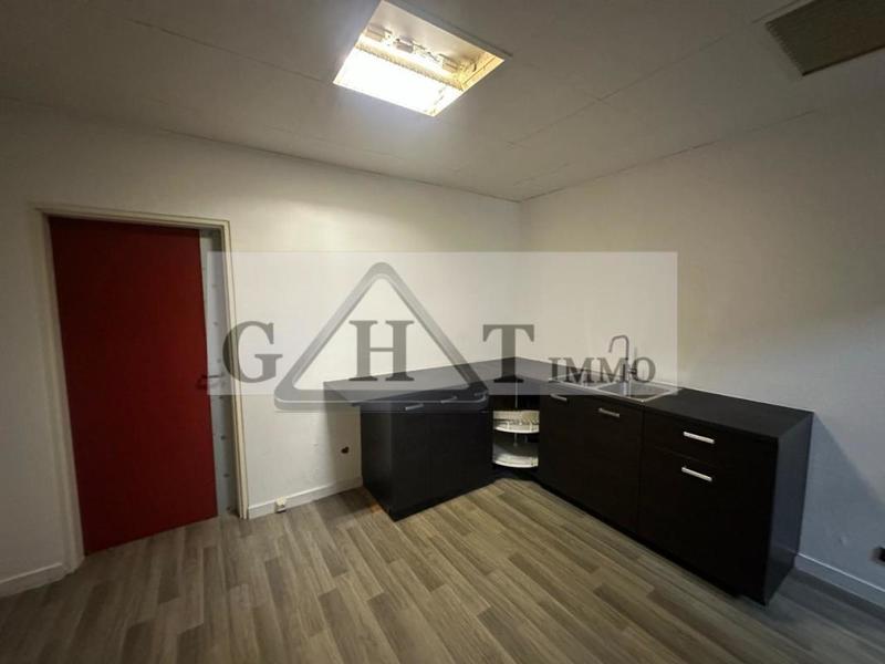 Entrepôt - 1 221 m²