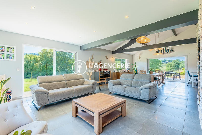 Maison - 220 m² - 5 pièces