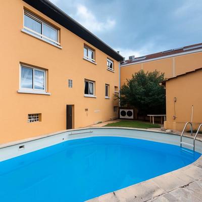 Maison - 220 m² - 8 pièces