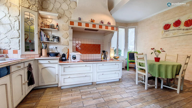 Maison - 285 m² - 9 pièces