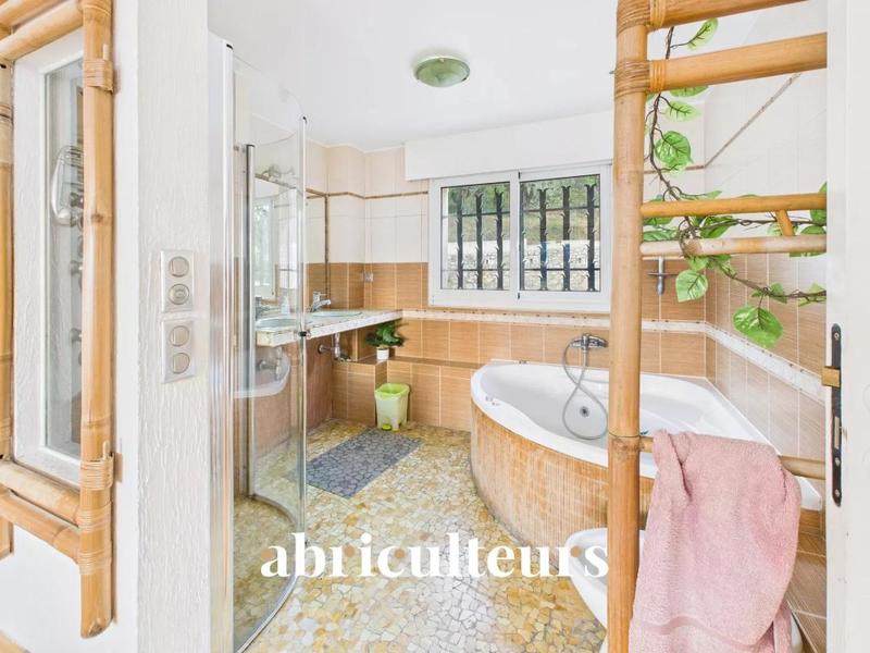 Maison - 216 m² - 7 pièces