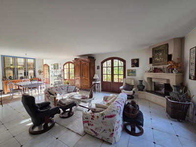 Maison - 221 m² - 8 pièces