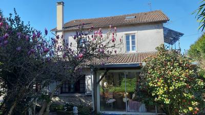 Maison traditionnelle - 196 m² - 8 pièces