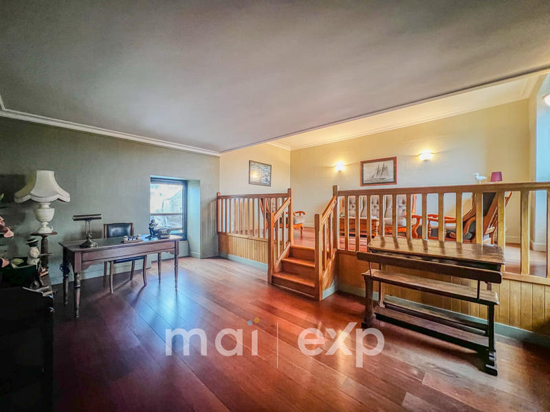 Maison traditionnelle - 230 m² - 6 pièces