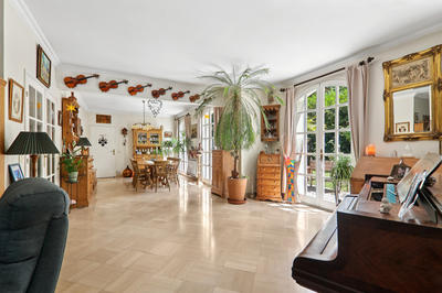 Maison - 275 m² - 15 pièces