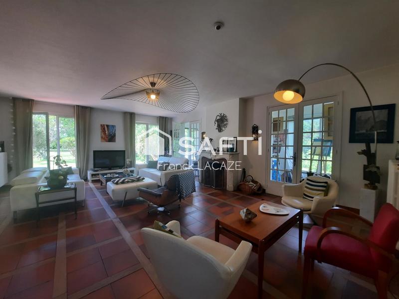 Maison - 300 m² - 11 pièces