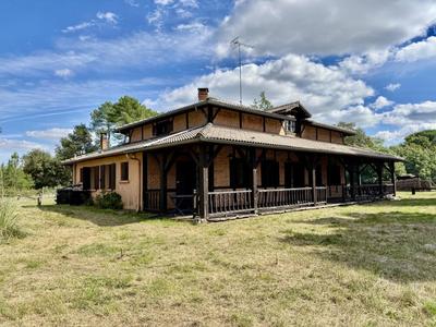 Propriété - 254 m² - 6 pièces