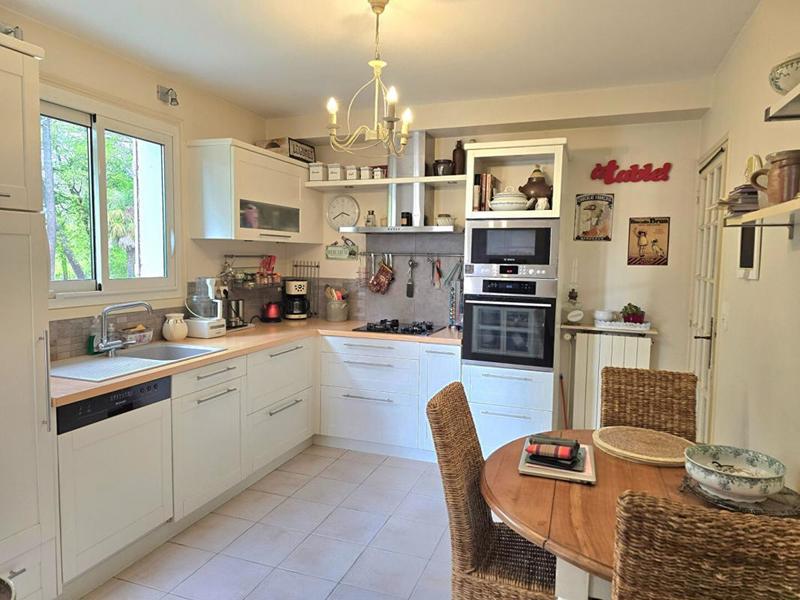 Maison - 220 m² - 8 pièces