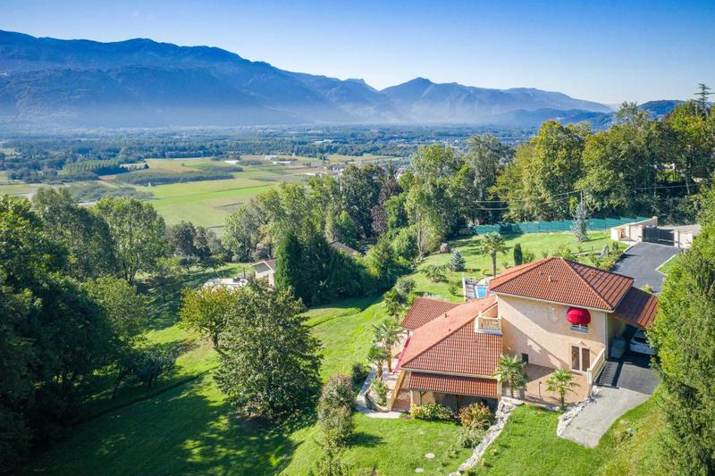 Maison - 214 m² - 5 pièces