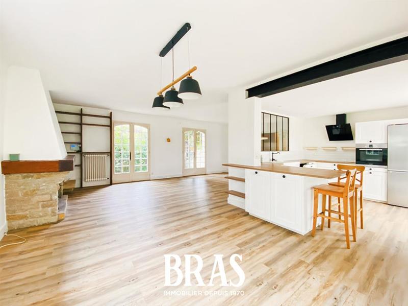 Maison - 141 m² - 8 pièces