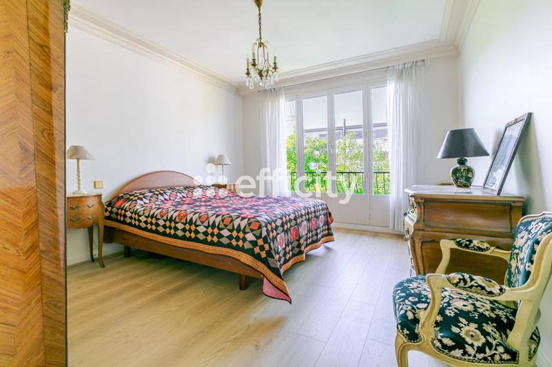 Pavillon - 223 m² - 7 pièces