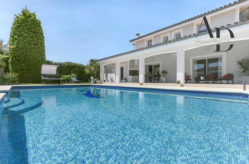 Maison - 285 m² - 7 pièces