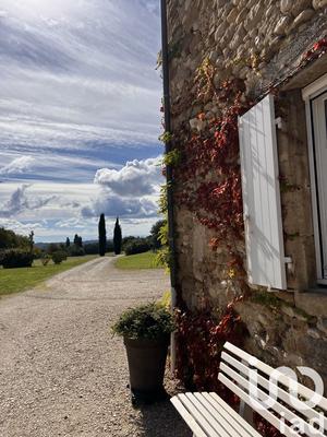 Maison - 270 m² - 8 pièces