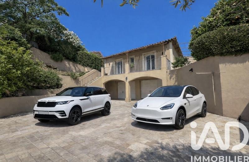 Maison - 245 m² - 9 pièces