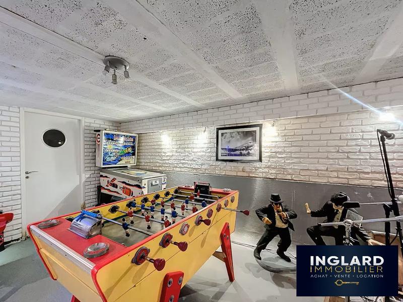 Maison - 243 m² - 10 pièces