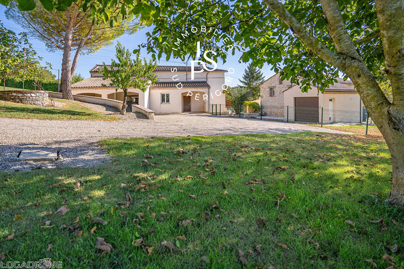 Demeure - 649 m² - 33 pièces