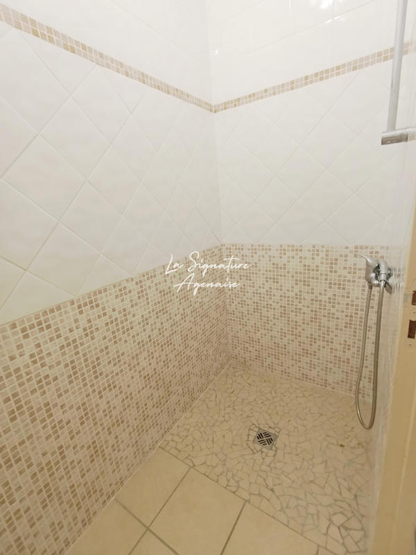 Propriété - 953 m² - 40 pièces