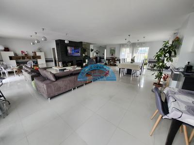 Maison - 240 m² - 9 pièces