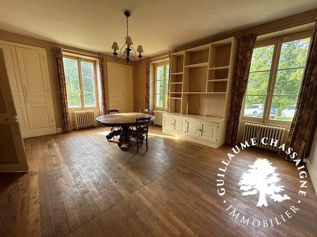 Maison traditionnelle - 261 m² - 9 pièces