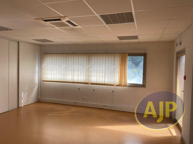 Local d'activité / Entrepôt - 173 m² - 7 pièces