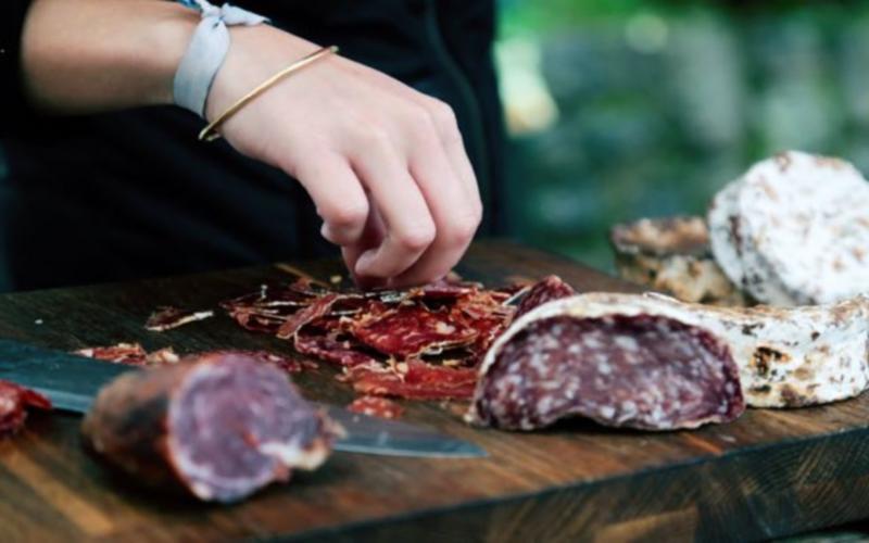 Marché aux produits de bouche et créateurs