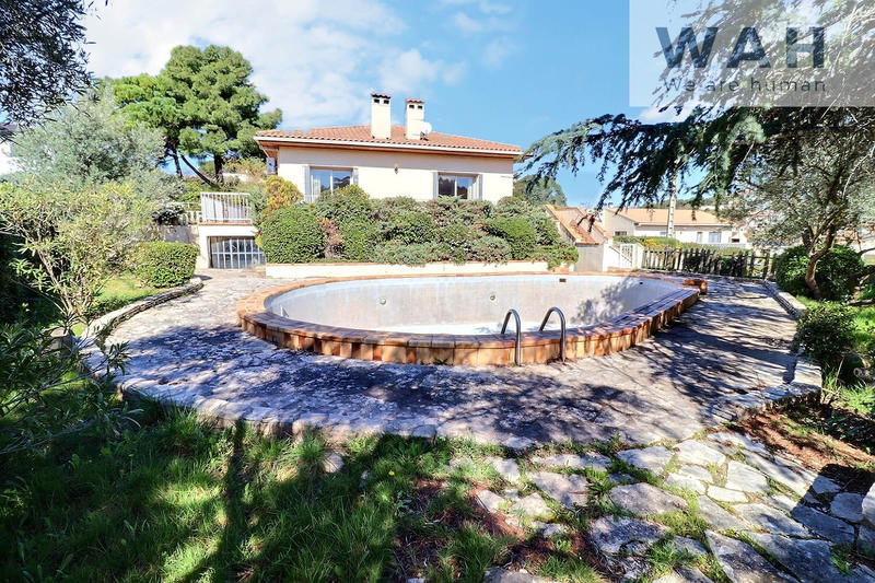 Villa - 241 m² - 10 pièces