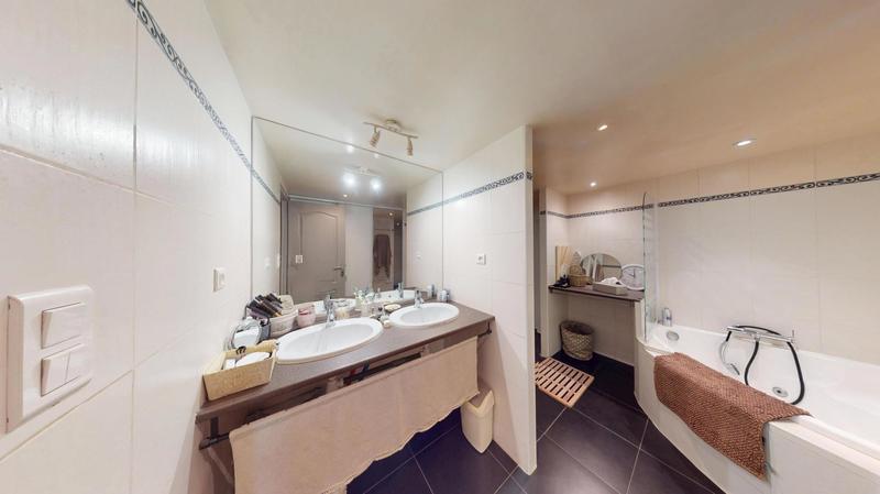 Maison - 273 m² - 9 pièces