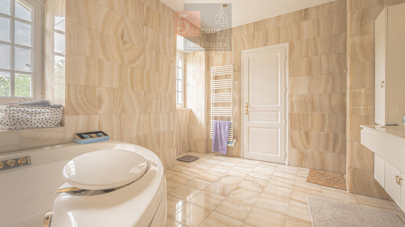 Maison - 330 m² - 8 pièces